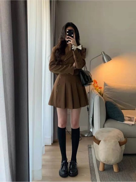 咖色裙子搭配什么上衣好看图片