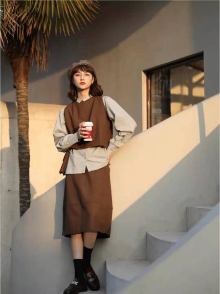 咖色裙子搭配什么上衣好看图片