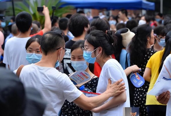 高考可以穿校服吗