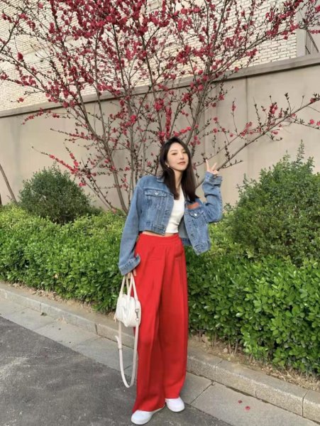 红裤子搭配什么颜色的上衣好看