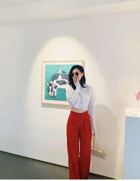 红裤子搭配什么颜色的上衣好看