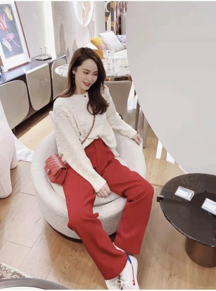 红裤子搭配什么颜色的上衣好看