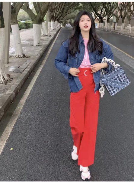 红裤子搭配什么颜色的上衣好看