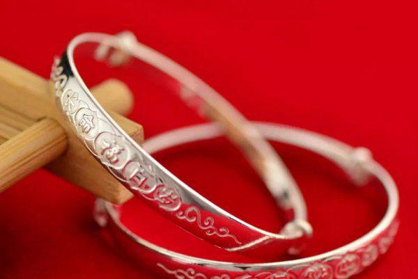 银镯子戴手上手腕变黑怎么回事