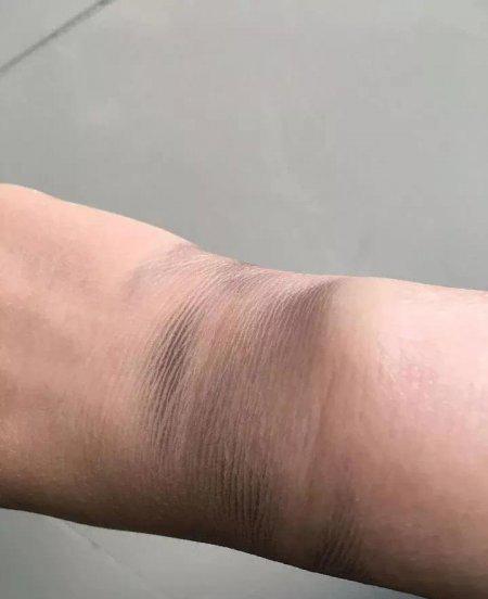 银镯子戴手上手腕变黑怎么回事