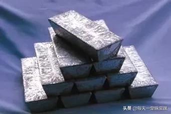 银镯子戴手上手腕变黑怎么回事