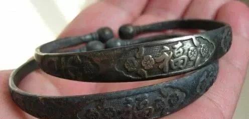 银镯子戴手上手腕变黑怎么回事