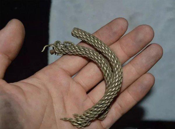 银镯子戴手上手腕变黑怎么回事