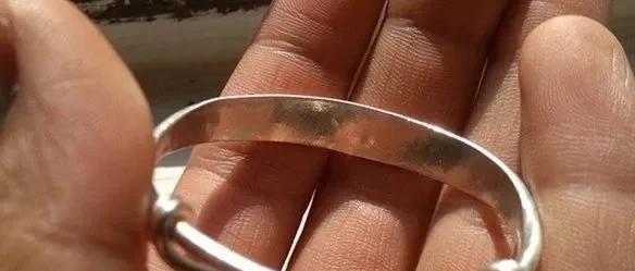 银镯子戴手上手腕变黑怎么回事