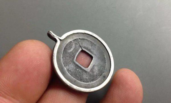 银镯子戴手上手腕变黑怎么回事