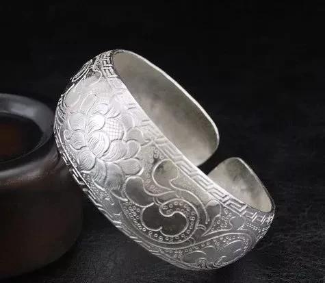 银镯子戴手上手腕变黑怎么回事