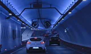 驾驶汽车出进隧道注意什么 驾驶汽车出进隧道注意啥