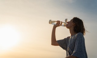 杯子外的标签如何彻底清除 怎么彻底清除杯子的外标签