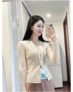 咖色裙子搭配什么上衣好看图片 咖色半身裙的8条穿搭示范