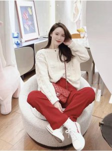 红裤子搭配什么颜色的上衣好看 红裤子的时尚穿搭技巧