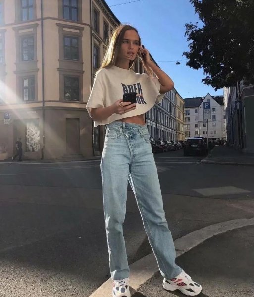 老爹裤搭配什么上衣