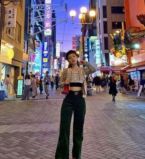 老爹裤搭配什么上衣