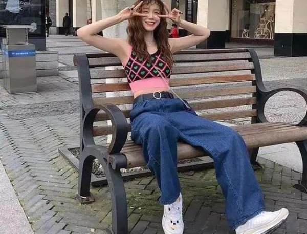 老爹裤搭配什么上衣