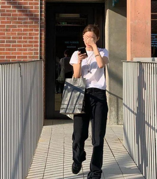 老爹裤搭配什么上衣