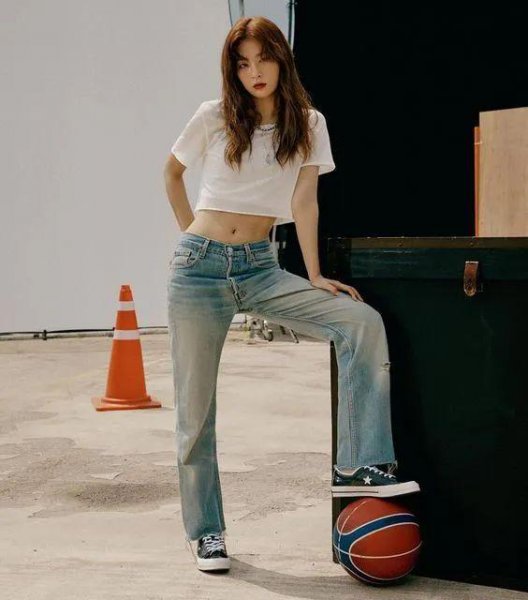 老爹裤搭配什么上衣