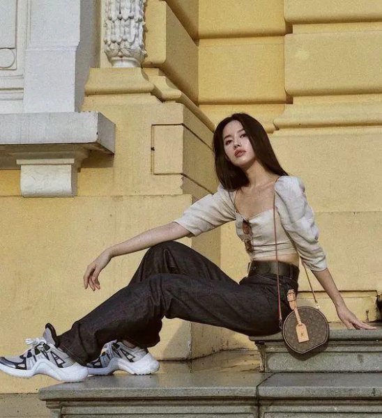 老爹裤搭配什么上衣