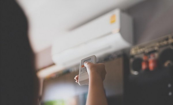 空调睡眠模式和26度哪个省电些