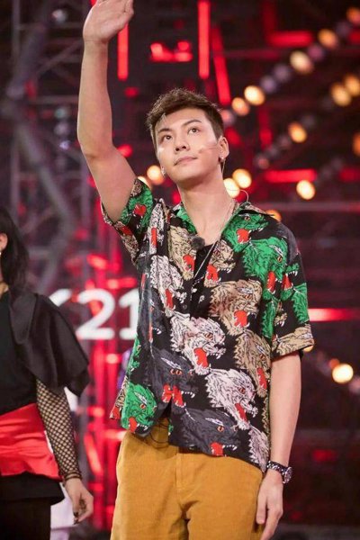 男生黑皮肤适合穿什么颜色衣服好看