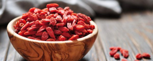 来月经可以喝枸杞泡水吗