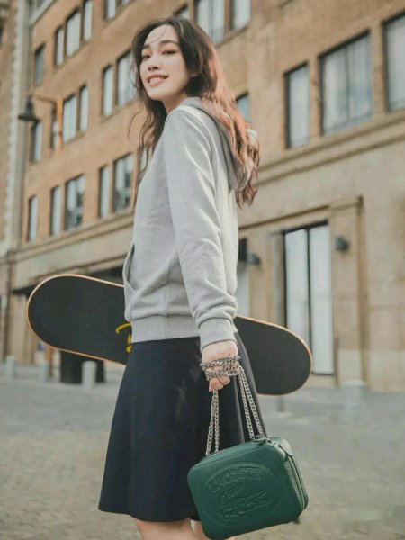 夏天背黑色包包好看吗