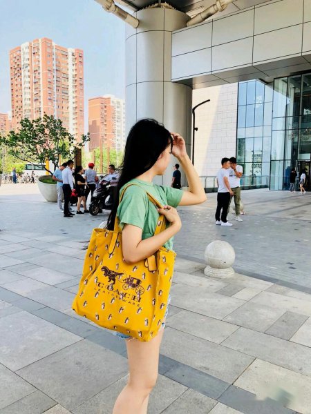 夏天背黑色包包好看吗