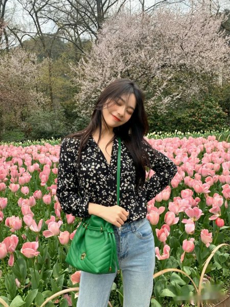 夏天背黑色包包好看吗