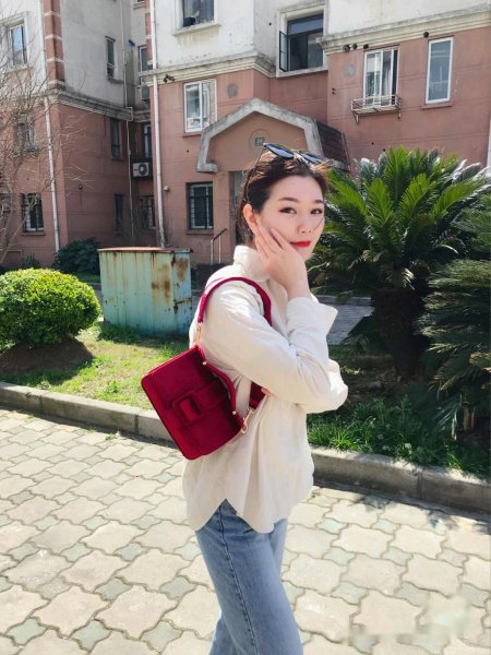 夏天背黑色包包好看吗