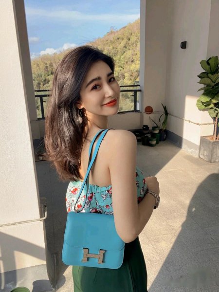 夏天背黑色包包好看吗