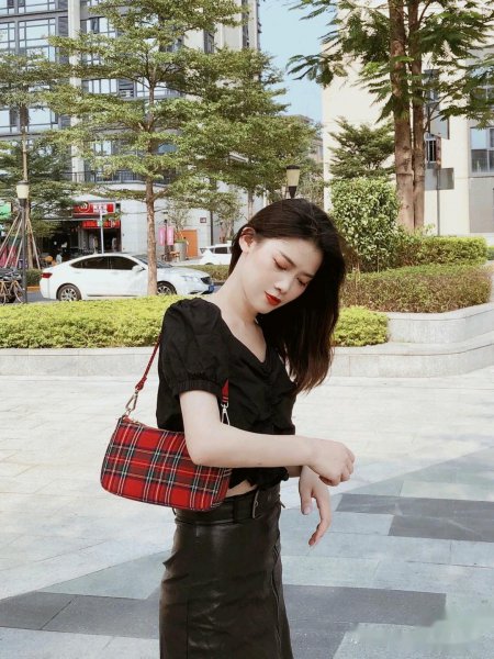 夏天背黑色包包好看吗