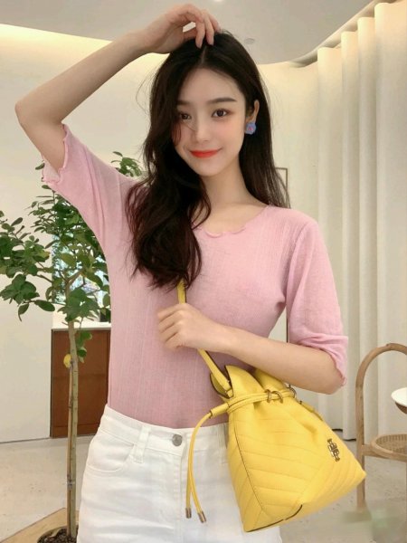 夏天背黑色包包好看吗