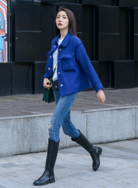 蓝色上衣配什么颜色裤子比较好看