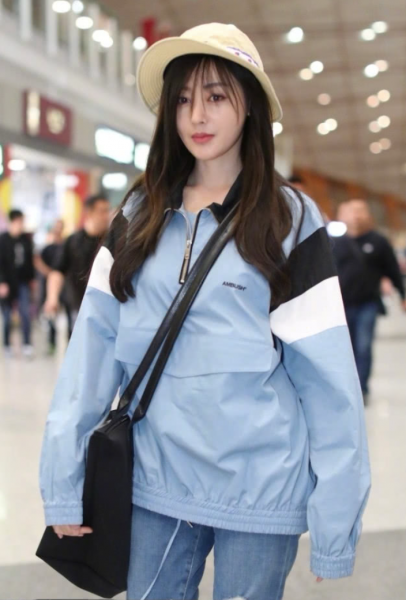 蓝色上衣配什么颜色裤子比较好看