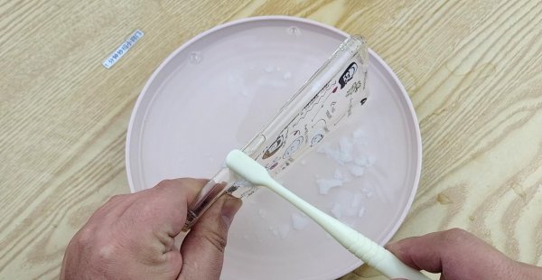 透明手机壳发黄怎么清洗变白