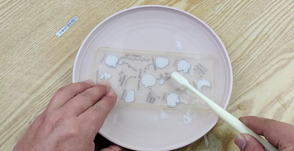 透明手机壳发黄怎么清洗变白