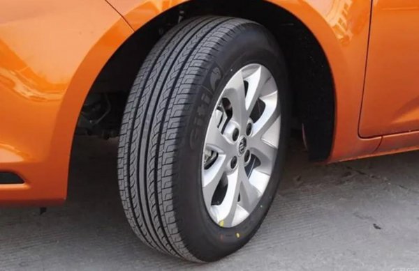 汽车轮胎一次换4个还是2个