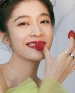 今年留流行的纯欲风是什么意思 美女衣服如何打造纯欲风