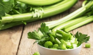 螃蟹能和芹菜一起吃吗 螃蟹和芹菜可不可以一起吃呢