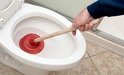 宿舍厕所堵了怎么办 如何自己快速疏通下水道妙招