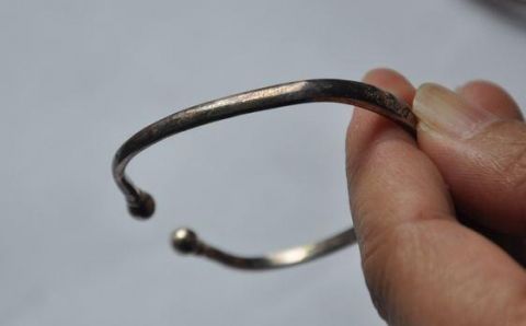 女生银手镯应该戴哪只手比较好