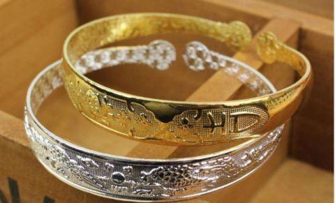 女生银手镯应该戴哪只手比较好