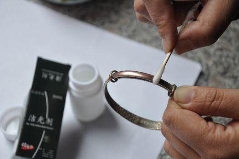 女生银手镯应该戴哪只手比较好