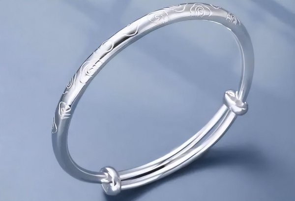 女人佩戴什么首饰对身体好