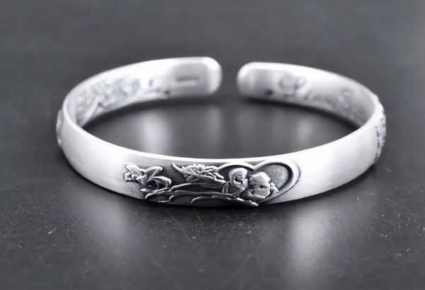 女人佩戴什么首饰对身体好