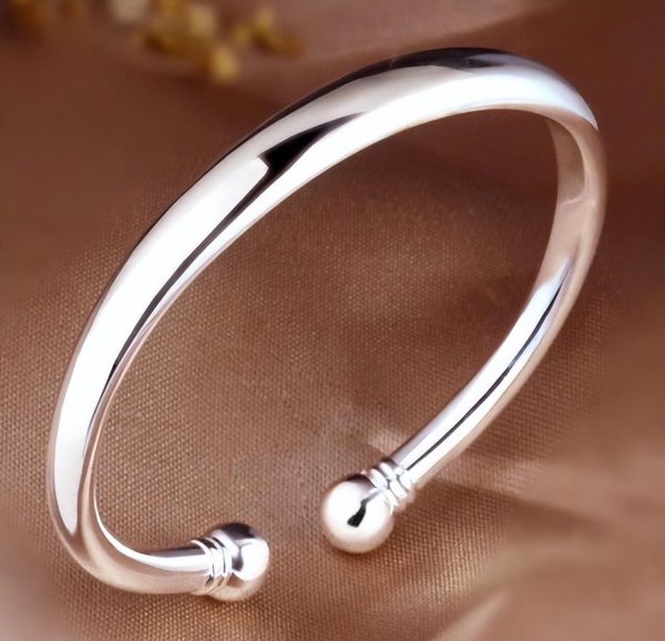 女人佩戴什么首饰对身体好