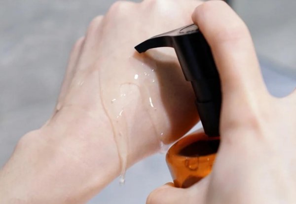 卸妆水和卸妆油哪个好用对皮肤好